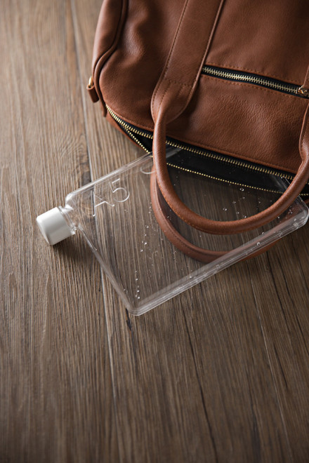 Memo Bottle 备忘录瓶：形状和笔记本一样的瓶子，一共分为Letter size、A4、A5三种大小。 | 澳大利亚设计师 Jesse Leeworthy 和 Jonathan Byrt