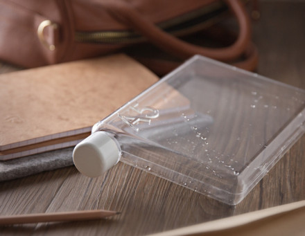 Memo Bottle 备忘录瓶：形状和笔记本一样的瓶子，一共分为Letter size、A4、A5三种大小。 | 澳大利亚设计师 Jesse Leeworthy 和 Jonathan Byrt