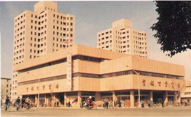 宝钢百货商场。