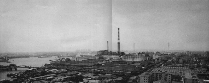 黄浦江畔工业带。